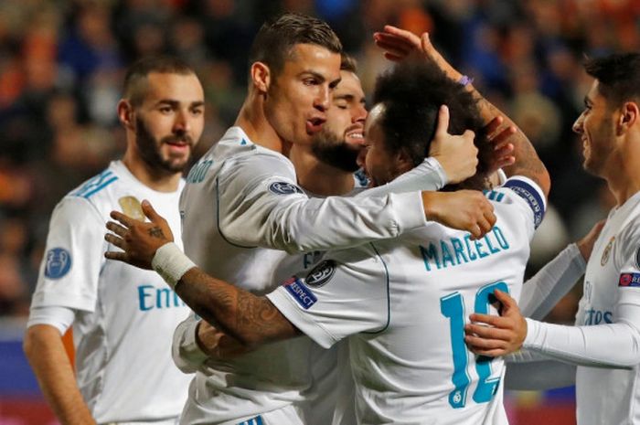 Megabintang Real Madrid, Cristiano Ronaldo (kedua dari kiri), merayakan gol yang dia cetak ke gawang APOEL FC dalam laga Grup H Liga Champions di Stadion GSP, Nicosia, Siprus, pada 21 November 2017.