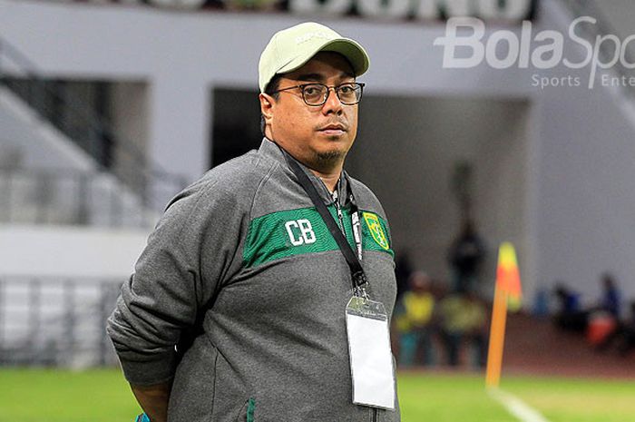  Manajer Persebaya, Chairul Basalamah, mengamati jalannya laga babak penyisihan Grup B Piala Gubernur Kaltim 2018 antara Persebaya Surabaya melawan Sriwijaya FC di Stadion Batakan Balikpapan, Kalimantan Timur Rabu (28/02/2018) malam. 