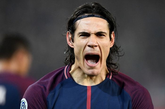 Striker Paris Saint-Germain, Edinson Cavani, merayakan gol yang dia cetak ke gawang SM Caen dalam laga Liga Prancis di Stadion Parc des Princes, Paris, pada 20 Desember 2017.