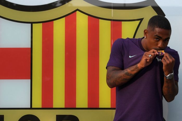 Malcom  Filipe Silva de Oliveira berpose saat diperkenalkan sebagai pemain FC Barcelona di Stadion Camp Nou, Barcelona, 24 Juli 2018.