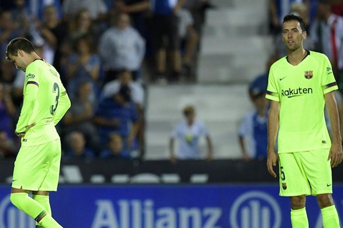 Ekspresi pemain FC Barcelona, Gerard Pique (kiri) dan Sergio Busquets, seusai timnya dibobol Leganes dalam laga Liga Spanyol di Stadion Municipal de Butarque, Leganes, Spanyol pada 26 September 2018.