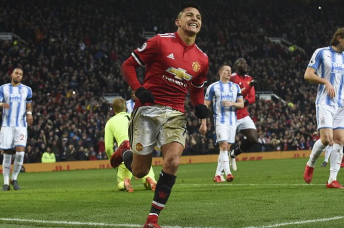 Ekspresi penyerang Manchester United, Alexis Sanchez, saat merayakan gol ke gawang Huddersfield Town dalam laga Liga Inggris 2017-2018 di Stadion Old Trafford, Manchester, Inggris, pada Sabtu (3/2/2018).