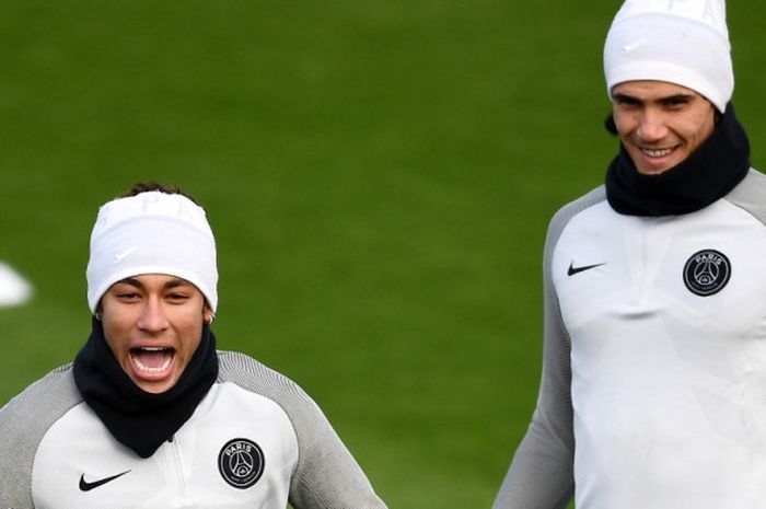 Reaksi pemain Paris Saint-Germain, Neymar (kiri) dan Edinson Cavani, dalam sesi latihan di Saint-Germain-en-Laye, Paris, Prancis, pada 4 Desember 2017.