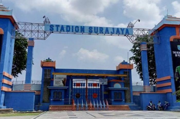 Persela Lamongan Memasang Foto Choirul Huda di Gerbang Stadion Surajaya