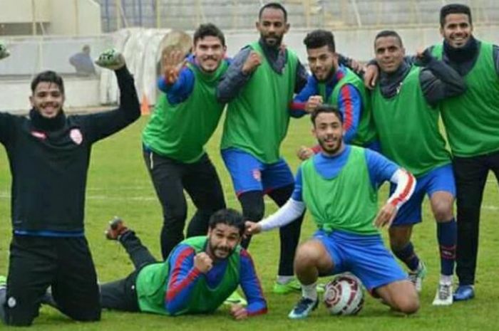 Gelandang serang Tijani Belaid (kanan) bersama pemain Club Africain dalam sesi latihan pada awal 2018. 