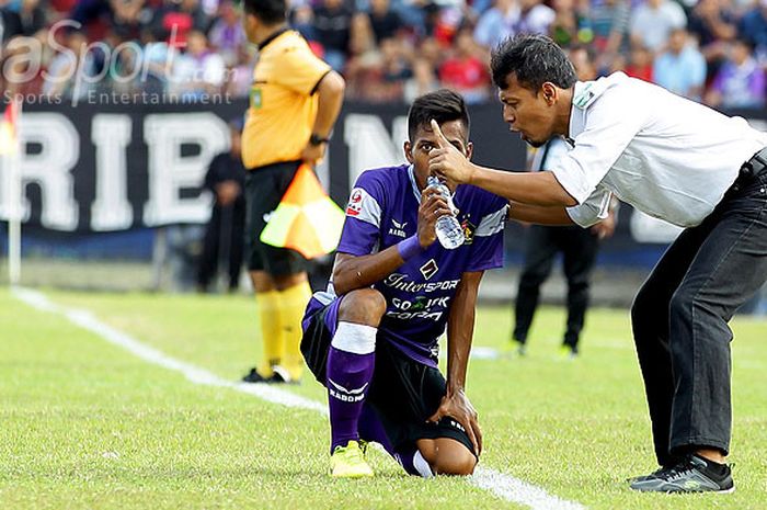 Pelatih Persik Kediri, Bejo Sugiantoro (kanan), memberikan arahan kepada pemainnya, Bima Ragil, saat tampil melawan PS Mojokerto Putra dalam laga pekan ke-9 Grup 6 Liga 2 Persik di Stadion Brawijaya Kediri Jawa Timur (01/08/2017) Selasa sore.