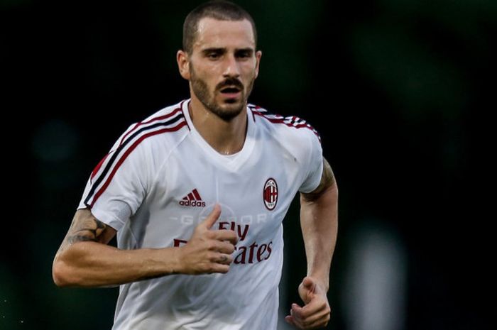 Leonardo Bonucci memakai seragam klub terbarunya, AC Milan