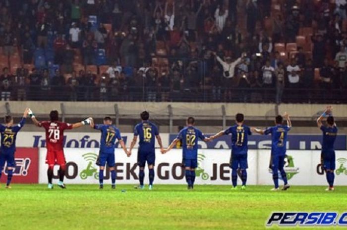 Skuat Persib Bandung menyapa Bobotoh di tribun stadion seusai laga.