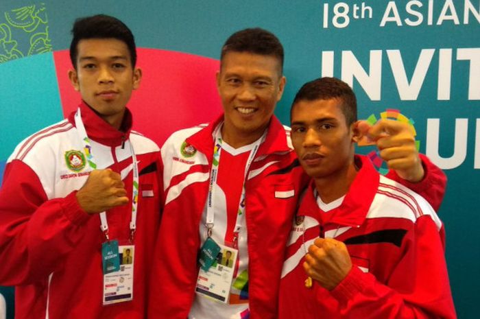 Dua petinju nasional, Grece Savon Simangunsong (kiri), dan Mario Blasius Kali (kanan), berpose dengan pelatih mereka, Hendrick Simangunsong, seusai laga test event Asian Games 2018, di JIExpo Kemayoran, Jakarta, Rabu (14/2/2018) malam.