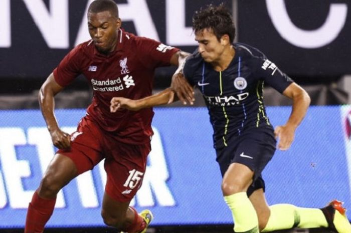 Daniel Sturridge dan Brahim Diaz memperebutkan bola pada laga Liverpool vs Manchester City di Stadion MetLife, 25 Juli 2018. 