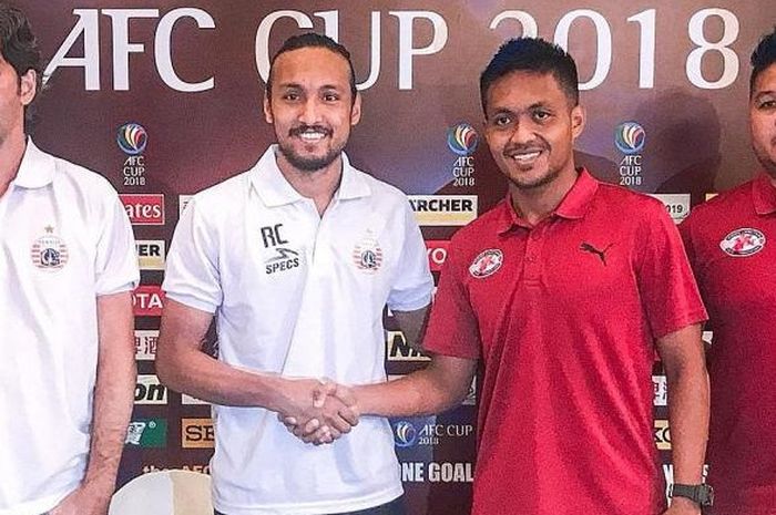 Bek Persija Jakarta Rohit Chand (kedua dari kiri) dan pemain Home United Izzdin Shafiq bersalaman dalam konferensi pers di Singapura, Senin (8/5/2018), yang dihadiri pelatih masing-masing, Stefano Cugurra dan Aidil Shahrin.