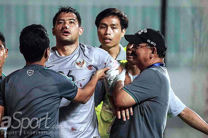 Kiper timnas Indonesia, Adritany Ardhiyasa, mendapat perawatan tim medis akibat cedera saat tampil melawan timnas Uzbekistan dalam laga PSSI Anniversary Cup 2018 di Stadion Pakansari, Kabupaten Bogor, Kamis (3/5/2018).