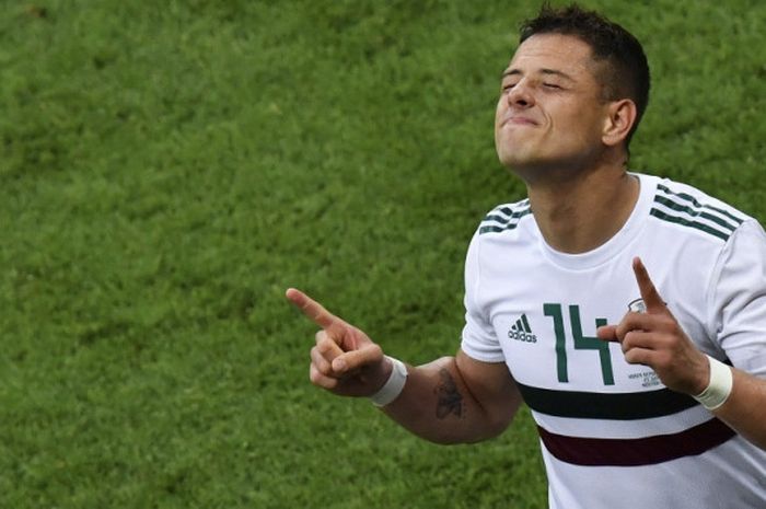 Penyerang Meksiko, Javier Hernandez, melakukan selebrasi setelah mencetak gol ke gawang Korea Selatan.