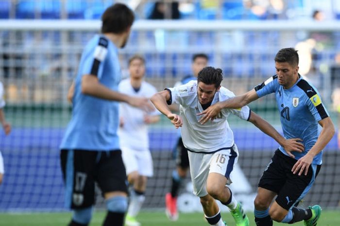 Gelandang Uruguay, Rodrigo Bentancur (kanan), berduel dengan gelandang Italia, Francesco Cassata, dalam laga perebutan peringkat ketiga Piala Dunia U-20 di Suwon, Korea Selatan pada 11 Juni 2017.