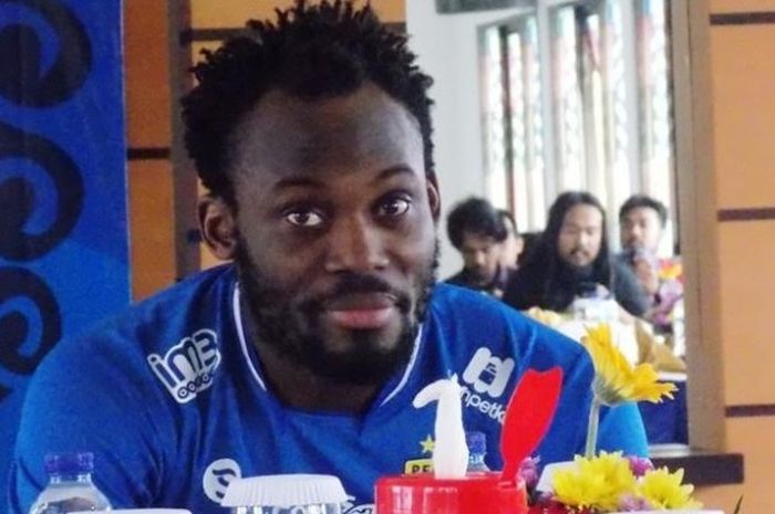 Gelandang asal Ghana, Michael Essien sesaat setelah menandatangani kontrak dengan Persib di Graha Persib, Jalan Sulanjana, Kota Bandung pada Selasa (14/3/2017). 