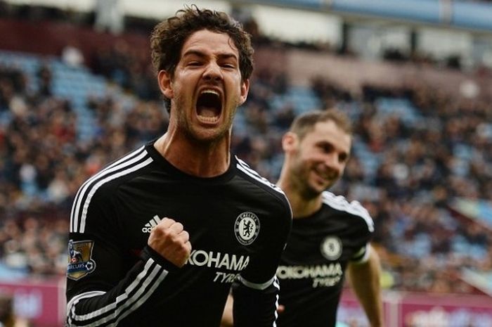 Penyerang Chelsea, Alexandre Pato, merayakan gol ke gawang Aston Villa, pada laga Premier League di Stadion Villa Park, Sabtu (2/4/2016).