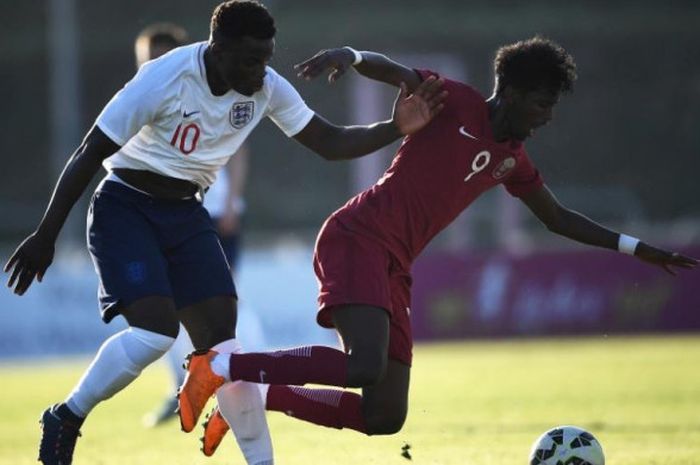 Ronaldo Vieira (kiri) berduel dengan Yusuf Abdurisag dalam partai antara Inggris dan Qatar dalam turnamen U-20 di Stadion Parsemain, Fos-sur-Mer, 1 Juni 2018.