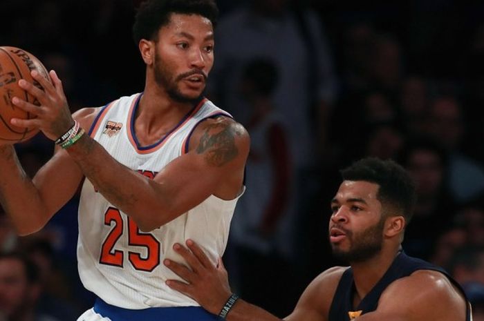 Pebasket bintang New York Knicks, Derrick Rose (jersey putih, #25), dijaga pemain Memphis Grizzlies, Andrew Harrison, saat menjalani pertandingan di Madison Square Garden, New York City, Amerika Serikat, Jumat (29/10/2016) malam waktu setempat atau Sabtu pagi WIB. Knicks menang 111-104.