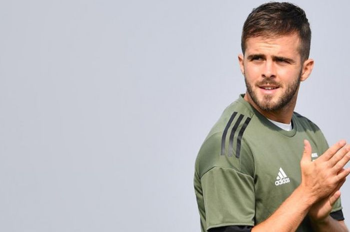 Gelandang Juventus, Miralem Pjanic, dalam sesi latihan tim di Vinovo, Turin, menjelang duel Liga Champions lawan Olympiacos, 26 September 2017.