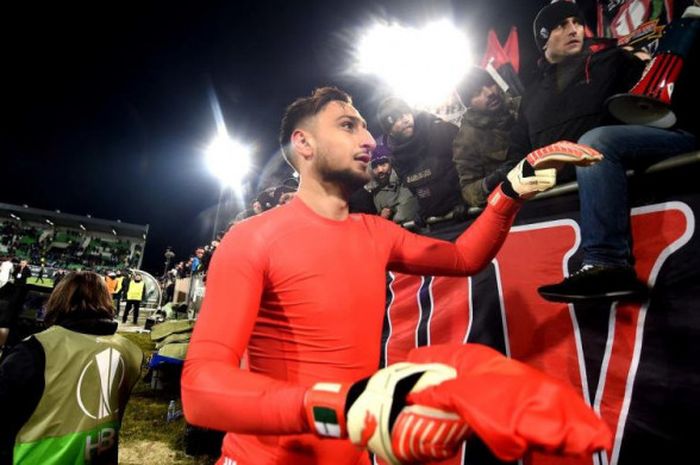 Kiper AC Milan, Gianluigi Donnarumma, memberikan jerseynya kepada fans AC Milan seusai laga Liga Europa antara AC Milan dan Ludogorets di Ludogorets Arena, Bulgaria, Kamis (15/2/2018).