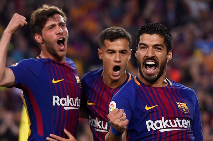   Penyerang FC Barcelona, Luis Suarez (kanan), merayakan golnya bersama Sergi Roberto (kiri) dan Philippe Coutinho dalam laga Liga Spanyol kontra Real Madrid di Stadion Camp Nou, Barcelona pada 6 Mei 2018.  