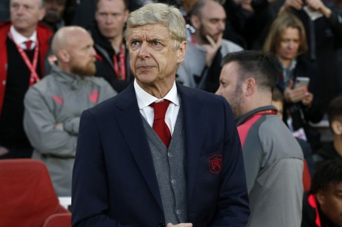 Ekspresi pelatih Arsenal, Arsene Wenger,  pada laga leg pertama semifinal Liga Europa melawan Atletico Madrid di Stadion Emirates, Kamis (26/4/2018) waktu setempat atau Jumat dini hari WIB.