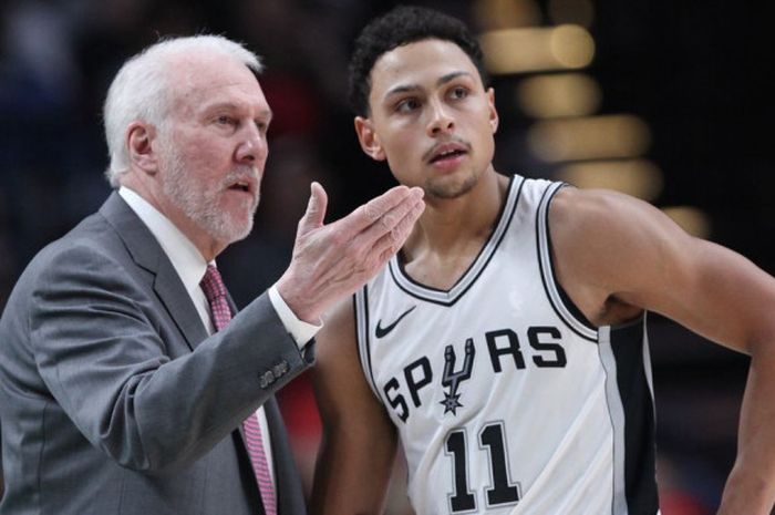 Guard San Antonio Spurs, Bryn Forbes, mendengarkan instruksi dari sang pelatih, Gregg Popovich.