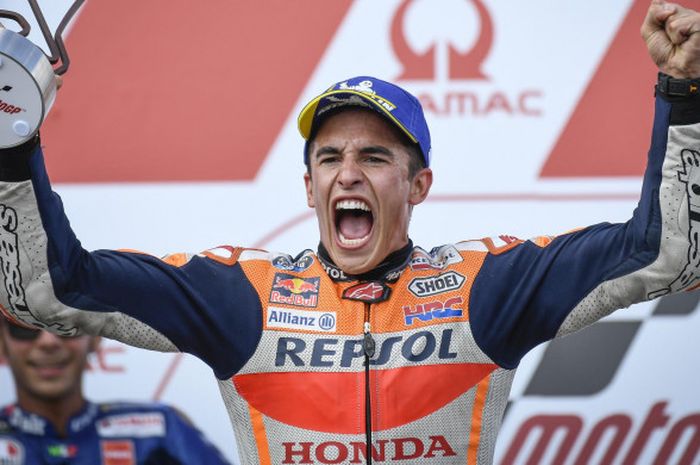 Marc Marquez saat merayakan kemenangan saat balapan MotoGP Jerman di Sirkuit Sachsenring, Jerman, Minggu (15/7/2018).