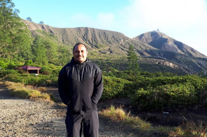 Imran Nahumarury berpose dengan latar belakang puncak Gunung Kelimutu di Ende, Flores (NTT), pada Se