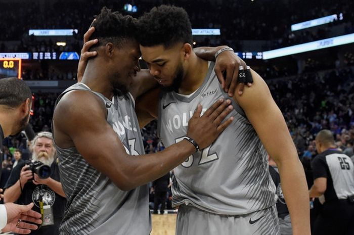 Dua pemain Minnesota Timberwolves, Jimmy Butler (kiri) dan Karl-Anthony Towns, berangkulan seusai memastikan tiket terakhir play-off NBA musim ini menjadi milik mereka dengan mengalahkan Denver Nuggets, 112-106, melalui perpanjangan waktu di Target Center, Minneapolis, Minnesota, Amerika Serikat (AS), Rabu (11/4/2018) malam waktu setempat.