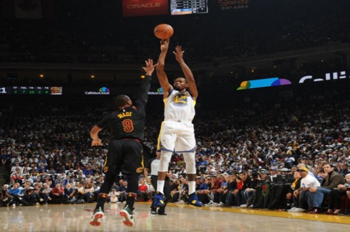 Pemain Golden State Warriors, Kevin Durant (jersey putih), saat mencoba melakukan jump shoot di depan hadangan Dwyane Wade pada NBA Christmas Games 2017, Senin (25/12/2017) waktu Amerika Serikat.