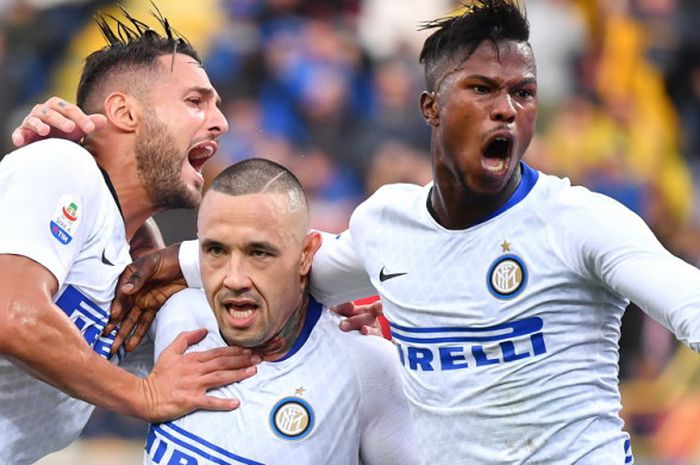 Selebrasi gelandang Inter Milan, Radja Nainggolan (tengah), bersama Keita Balde Diao (kanan) dan Danilo D'Ambrosio (kiri), seusai membobol gawang Bologna dalam laga Liga Italia 2018-2019 di Stadio Renato Dall'Ara, Bologna, Italia, pada Sabtu (1/9/2018).