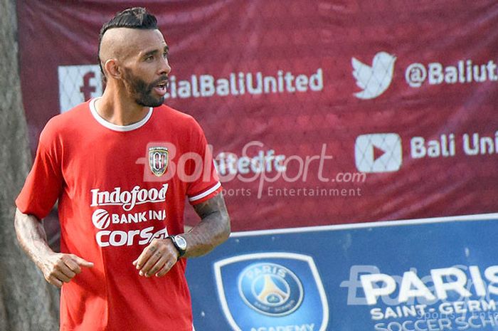 Bek Bali United, Demerson Bruno Costa, saat mengikuti sesi gim internal di Lapangan Trisakti Legian,