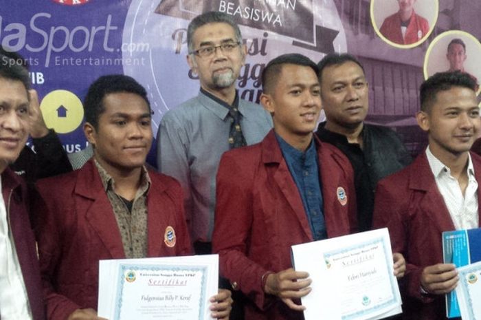 Tiga pemain Persib, Fulgensius Billy Paji Keraf, Febri Hariyadi, dan Gian Zola menunjukan sertifikat beasiswa di Universitas Sangga Buana, Jalan PHH Mustafa, Bandung, Rabu (6/9/2017).