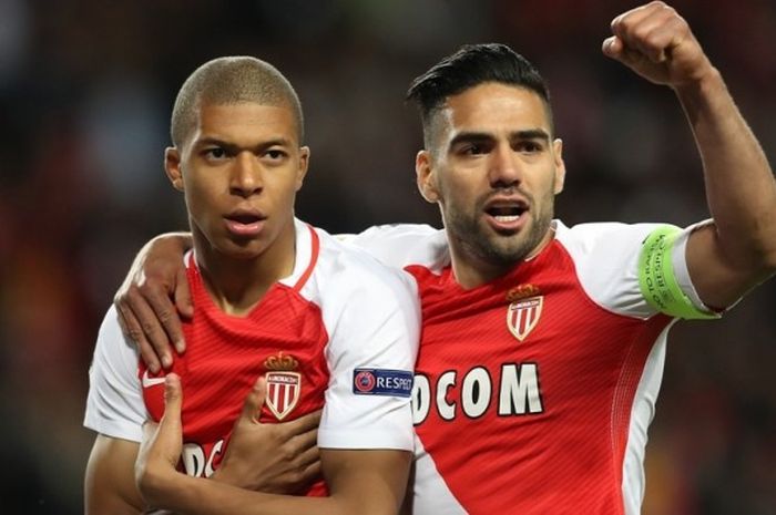  Dua penyerang AS Monaco, Kylian Mbappe dan Radamel Falcao, melakukan selebrasi setelah Mbappe mencetak gol pembuka kemenangan atas Borussia Dortmund di Stade Louis II, Rabu (19/4/2017) waktu setempat. 