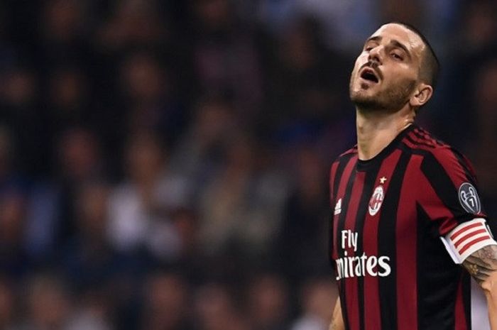 Kapten AC Milan, Leonardo Bonucci saat membela timnya  di laga melawan Inter Milan pada 15 Oktober 2017.