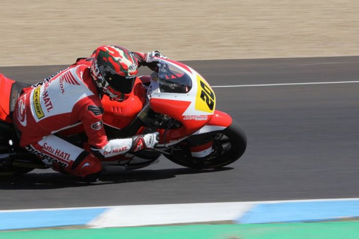 Pebalap Astra Honda Racing Team, Dimas Ekky Pratama (#20), saat menjalani balapan CEV Moto2 European Championship di Sirkuit Jerez, Spanyol, Minggu (17/9/2017).