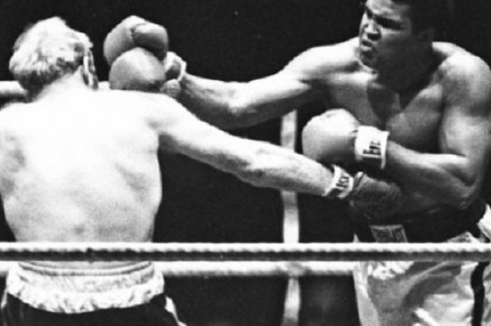 Muhammad Ali. Petinju kelas berat legendaris, yang terkenal dengan gaya tinjunya yang menyengat seperti lebah dan menari seperti kupu-kupu ini, meninggal dalam usia 74 tahun, pada 3 Juni 2016 