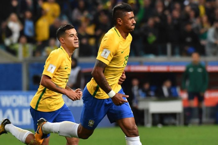 Gelandang Brasil, Paulinho (kanan), merayakan gol yang dia cetak ke gawang Ekuador dalam laga Kualifikasi Piala Dunia 2018 zona Amerika Selatan di Stadion Arena do Gremio, Porto Alegre, pada 1 September 2017.