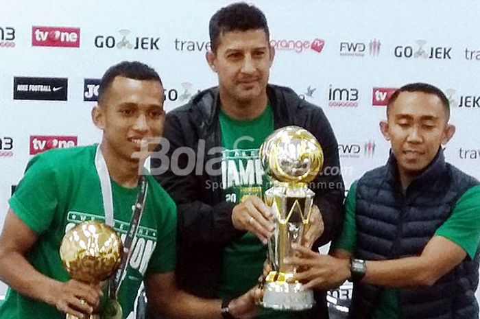 Pelatih Persebaya, Angel Alfredo Vera (tengah), memegana trofi juara setelah mengalahkan PSMS Medan 3-2 dala laga final Liga 2 di Stadion Gelora Bandung Lautan Api (GBLA), Selasa (28/11/2017).