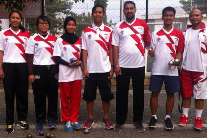 Timnas petanque Indonesia menyambangi lapangan Kompas Gramedia di Palmerah Selatan, Jakarta Barat, Jumat (4/8/2017)