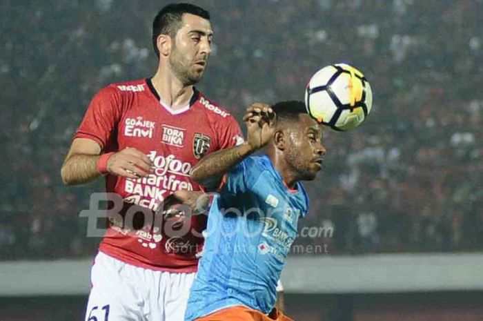 Playmaker Bali United, Milos Krkotic (kiri), dalam laga kontra Perseru pada pekan ketiga Liga 1 2018.