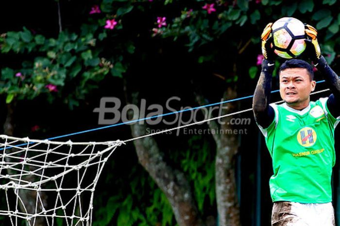 Aksi kiper Barito Putera, Dian Agus Prasetyo, dalam laga uji coba melawan Perseru Serui saat penutupan Training Center di Lapangan Agrokusuma Batu, Jawa Timur, Sabtu (17/02/2018) pagi.