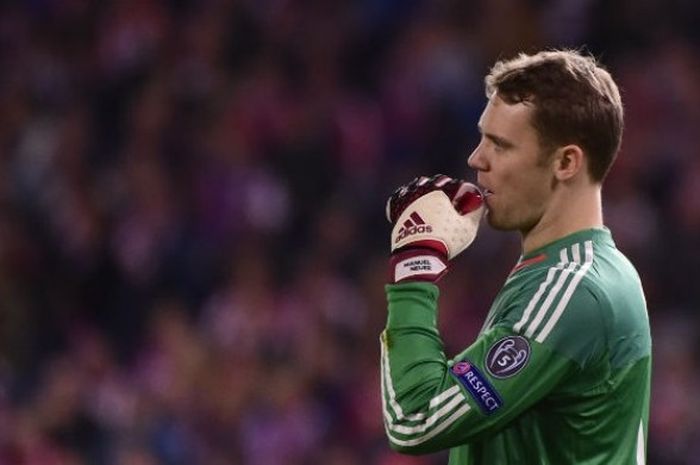 Ekspresi kiper FC Bayern, Manuel Neuer dalam leg pertama semifinal Liga Champions kontra Atletico Madrid, Rabu (27/4/2016) 