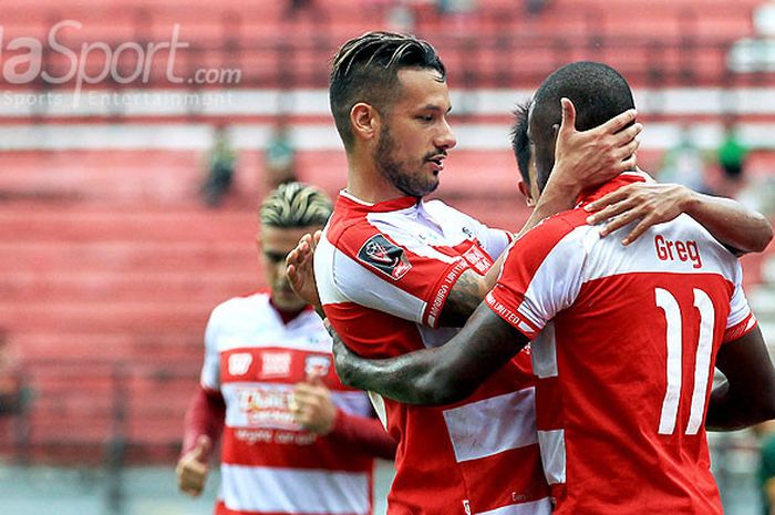 Striker Madura United, Greg Nwokolo, merayakan gol dengan gelandang Raphael Maitimo, usai mencetak gol ke gawang PS Tira Bantul dalam laga pekan kedua Piala Presiden 2018 Grup C di Stadion Gelora Bung Tomo Surabaya, Jawa Timur, Selasa (23/01/2018) sore.