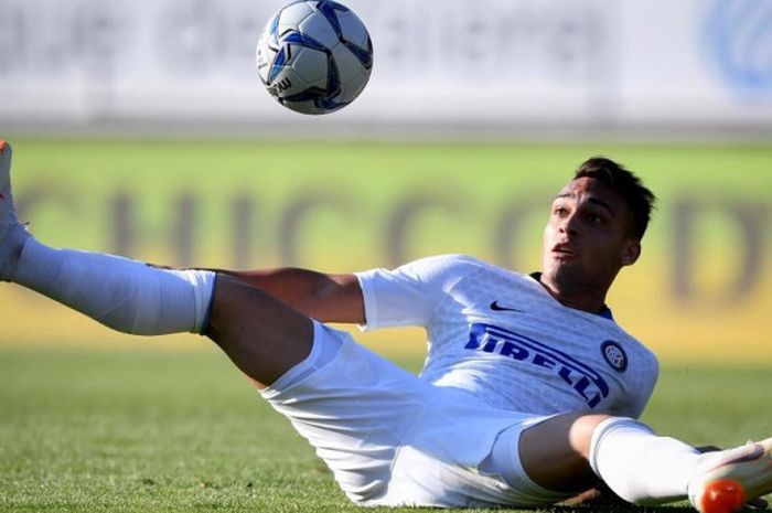 Aksi Lautaro Martinez dalam partai uji coba Inter Milan lawan FC Sion di Tourbillon Stadium, 18 Juli 2018.