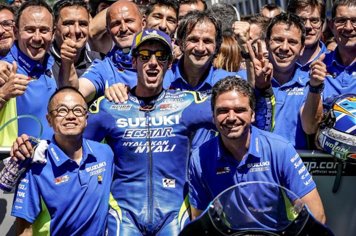 Alex Rins merayakan podium MotoGP Belanda bersama tim Suzuki Ecstar.