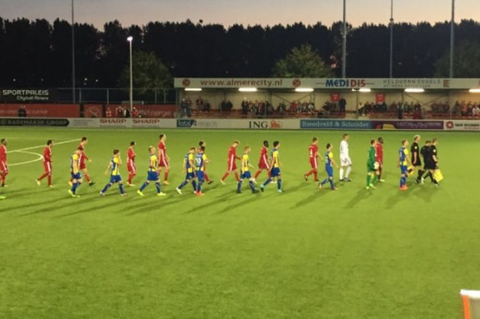 Para pemain Almere City dan FC Oss dalam laga kedua tim pada Sabtu (23/9/2017).