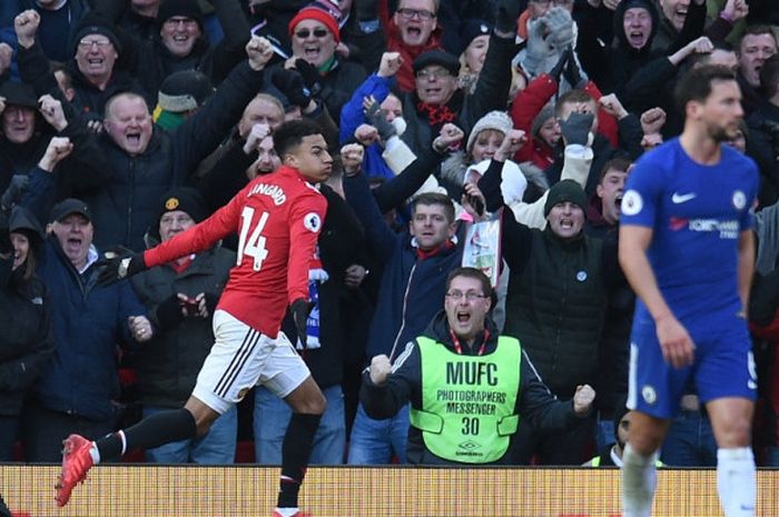 Gelandang Manchester United, Jesse Lingard, merayakan gol yang dia cetak ke gawang Chelsea dalam laga Liga Inggris di Stadion Old Trafford, Manchester, pada 25 Februari 2018.