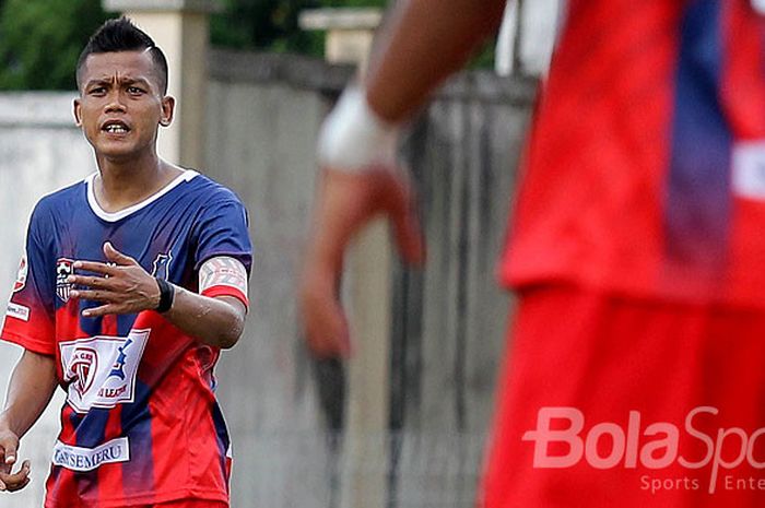 Gelandang Persigo Semeru FC, Reza Mustofa, memberi instruksi kepada rekan setimnya saat tampil melawan Persekam Metro FC dalam laga lanjutan Liga 2 di Stadion Semeru Lumajang, Jawa Timur, Minggu (07/07/2017) sore.